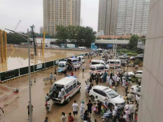 7月21日，郑大一附院河医院区住院患者转运到其他院区。受访者供图