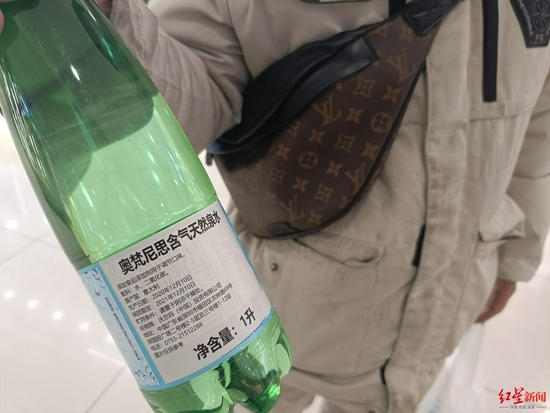 　▲瓶身上标注保质期至2021年12月10日。