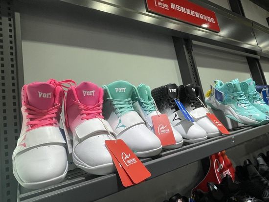 　沃特篮球鞋在挂上“莆田鞋”吊牌后重新上市售卖。