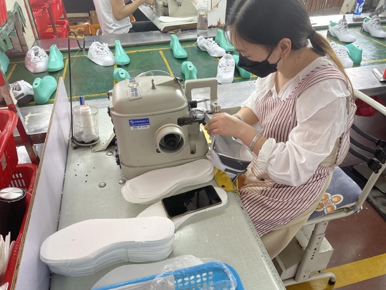 　嘉源鞋业车间内，工人正在细心地生产球鞋。