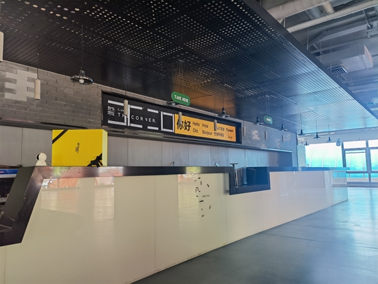 　▲近日，寺库大厦内一层已基本清空，仅有两名工作人员在前台接待来访者。&nbsp; 受访者供图