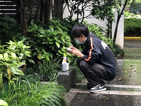 孙武在花坛找到水龙头，早晚在这里洗漱。