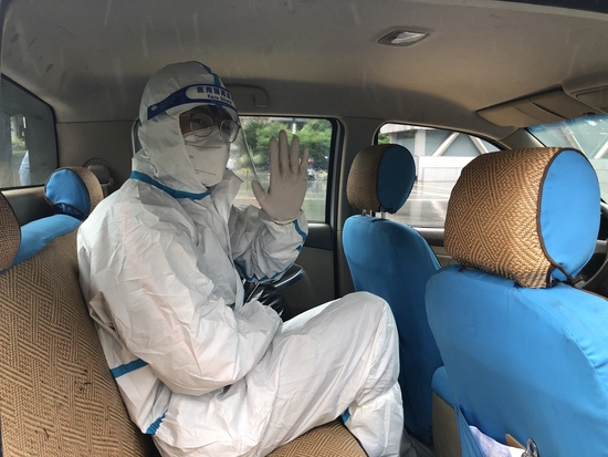 5月13日下午，孙武穿上防护服，浦东警方将他带到派出所等候安置。