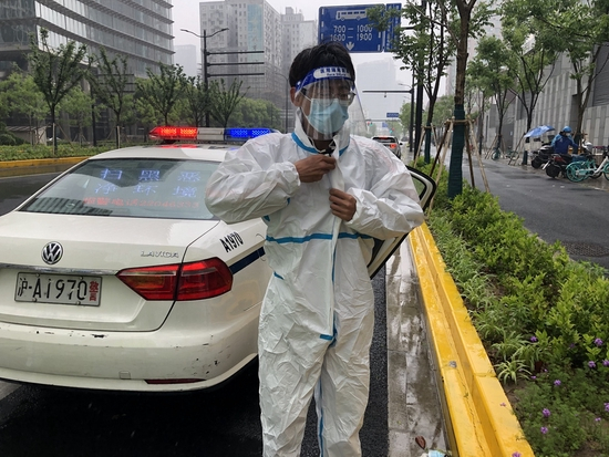 　　5月13日下午，孙武穿上防护服，浦东警方将他带到派出所等候安置。 本文图片（单独署名除外）澎湃新闻记者 李佳蔚