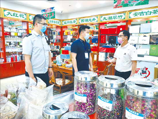 节日期间，江苏省江阴市纪委监委联合有关部门成立专项督查组，紧盯“四风”问题开展监督检查，到辖区内烟酒店、茶叶店等场所摸排问题线索。图为近日，专项督查组工作人员在某茶叶店了解有关情况。刘安 摄