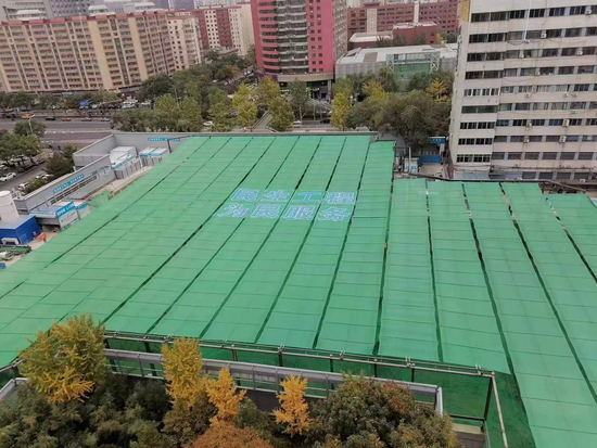 西城区车公庄大街3号项目基坑上加盖的“天幕”。受访单位供图