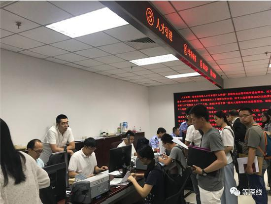 夜里还在办公的河西政务中心 &nbsp; &nbsp; 《等深线》记者 张晓迪 摄影