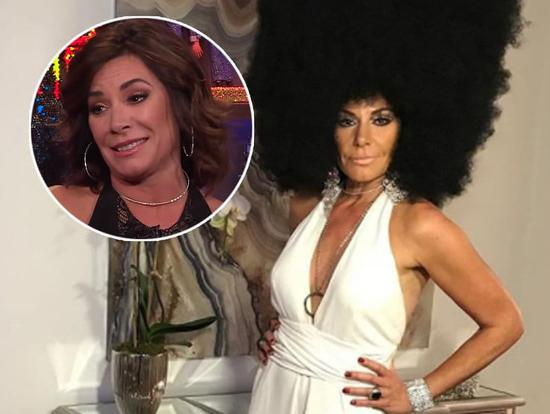 一位“涂黑脸”的女主播 图自CBS新闻网