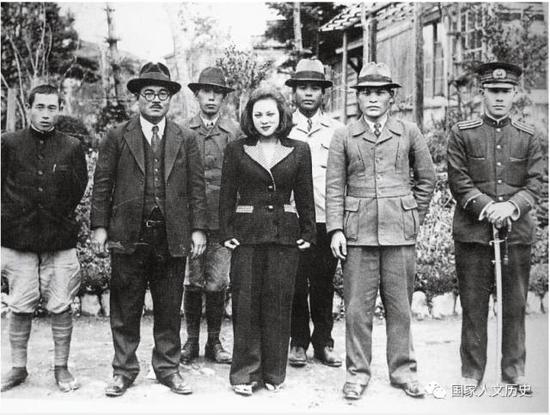 李香兰（前排中）与《莎韵之钟》工作人员合影。