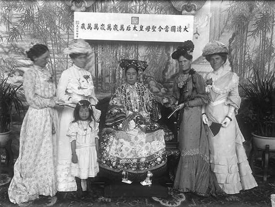 慈禧和外国公使夫人、贵妇合影。