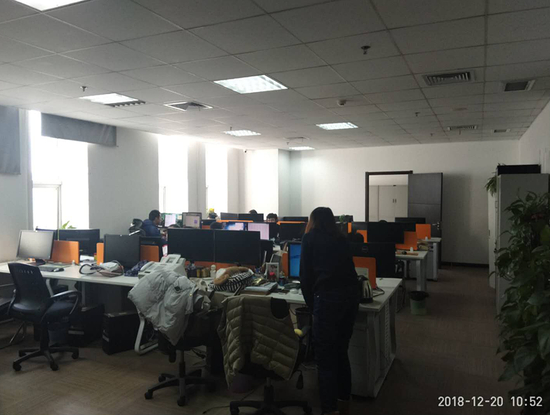 　　乾元九五网络公司办公室工作人员称，除财务人员外，目前该公司还只剩画面中能看到的大致9位工作人员了。 摄影：程维