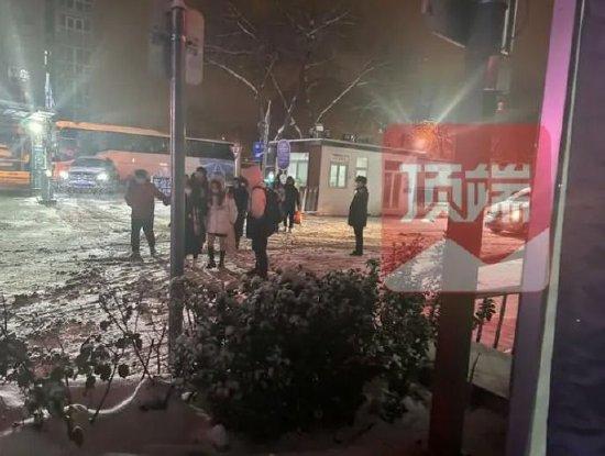 乘客们乘大巴车前往上地医院