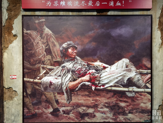 △红军长征湘江战役纪念馆内的油画，展现了陈树湘师长壮烈牺牲的震撼一幕。（总台央视记者马立飞拍摄）