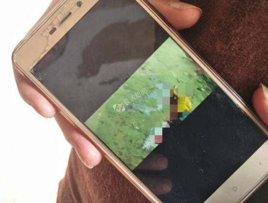 受害者家属手机里，还保存着当时家人遇害的照片。法制晚报 图