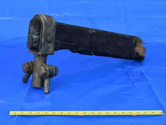 被战火焚烧的天幕杆。