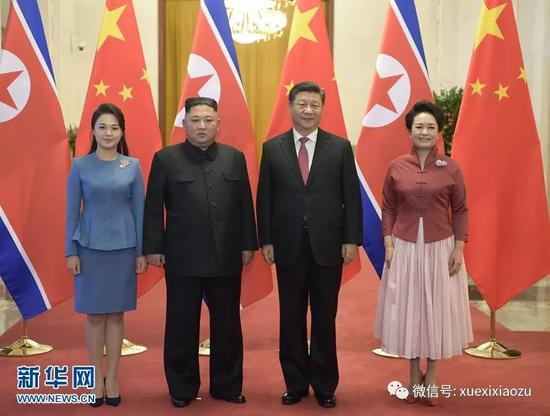 　　会谈前，习近平在人民大会堂北大厅为金正恩举行欢迎仪式。这是习近平和夫人彭丽媛同金正恩和夫人李雪主合影。 新华社记者 李学仁 摄