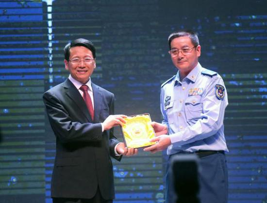 西华师范大学党委书记王安平（左）和张国甫（右）互赠纪念品，祝愿两校友谊之树常青。