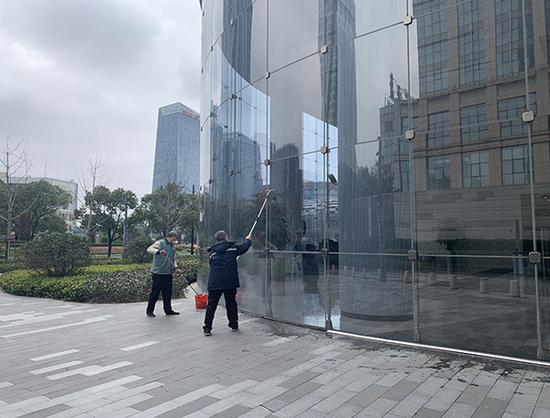 五角场合生汇，保洁人员正紧张有序地打扫。澎湃新闻记者 朱奕奕 图