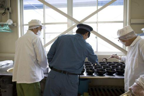 囚犯在狱管的指导下为狱友准备午餐。