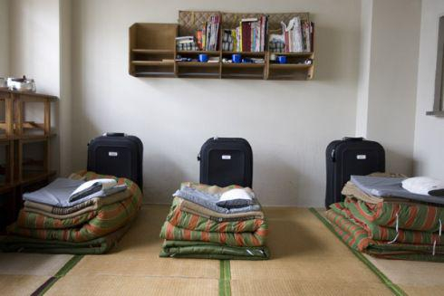 榻榻米上，设有防止尿床污染的灰色塑料布。