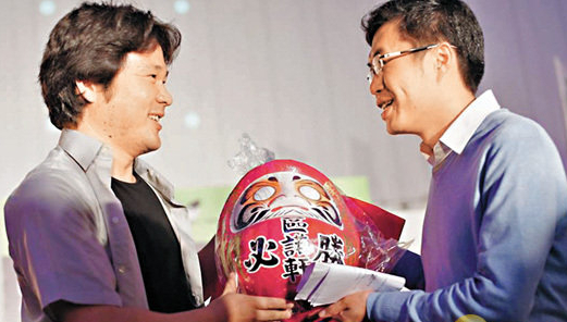 和田健一郎向区诺轩赠送“必胜”不倒翁 后者最终取得议会席位 图自大公网