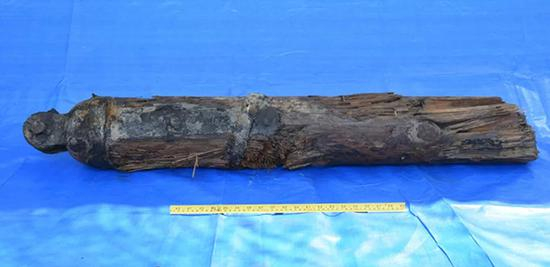 折断的桅杆斜桁。