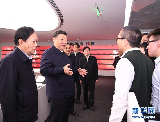 　　1月25日，中共中央政治局在人民日报社就全媒体时代和媒体融合发展举行第十二次集体学习。这是中共中央总书记习近平在人民日报“中央厨房”同采编人员亲切交谈。 新华社记者 燕雁 摄
