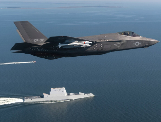 F-35C和DDG1000的合影，虽然看上去很科幻，但是两个新一代作战系统的麻烦都不小 图源：社交媒体