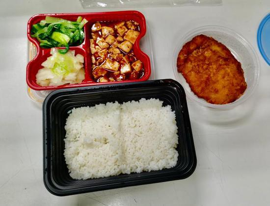荤素搭配的盒饭