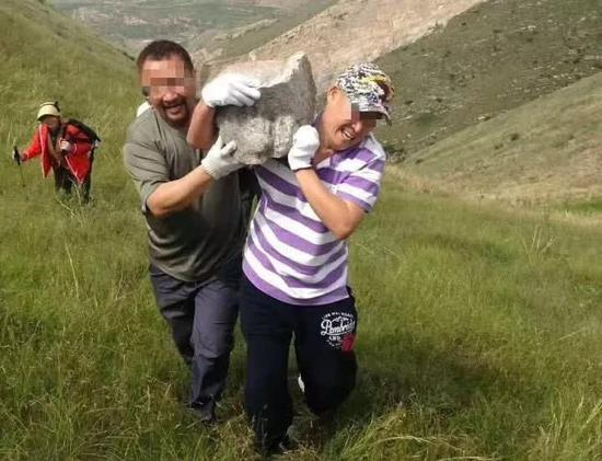 　　▲“帝王陵文化研究”组织志愿者搬运崇陵石刻。泾阳县文物旅游局办公室工作人员称，该行为未经批准。