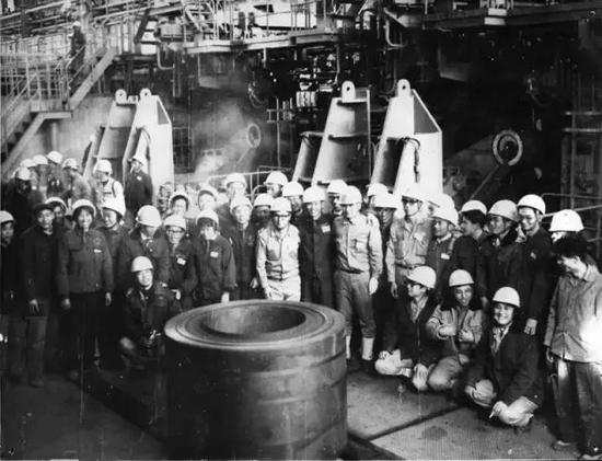 图为武钢一米七产线试轧第一卷钢。图片来源：武汉钢铁（集团）公司官方微信