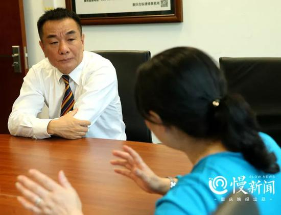 ▲朱晓娟向合纵律师事务所主任鲁磊讲述往事