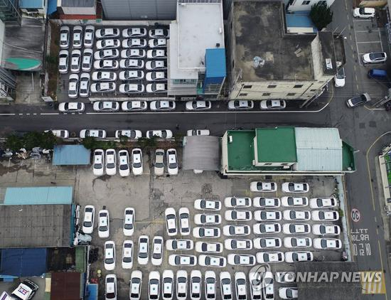 20日上午，韩国光州一家出租车公司院内，停满了罢工的车辆。（韩联社）