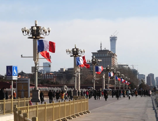 　　2018年1月9日，法国总统马克龙访华第二天，北京天安门广场中国和法国两国国旗迎风飘扬。图/IC photo