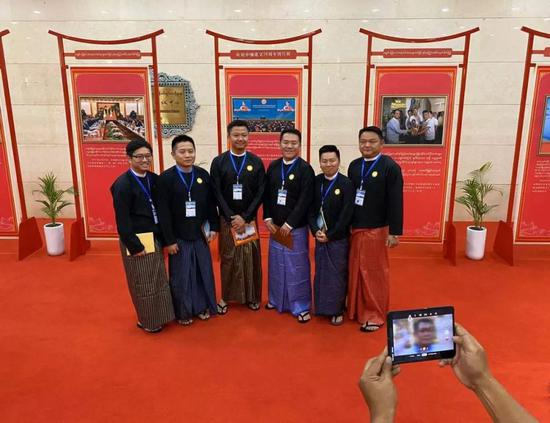 　　▲1月17日晚，观众参观庆祝中缅建交70周年图片展。新华社记者费茂华摄&nbsp;