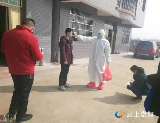 镇上干部正在为村民测体温　图 |&nbsp;天城镇政府官网