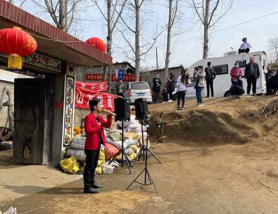 主播小韩在程运付家门口唱歌，他说，很珍惜有这样一个“舞台”。新京报记者 肖薇薇 摄