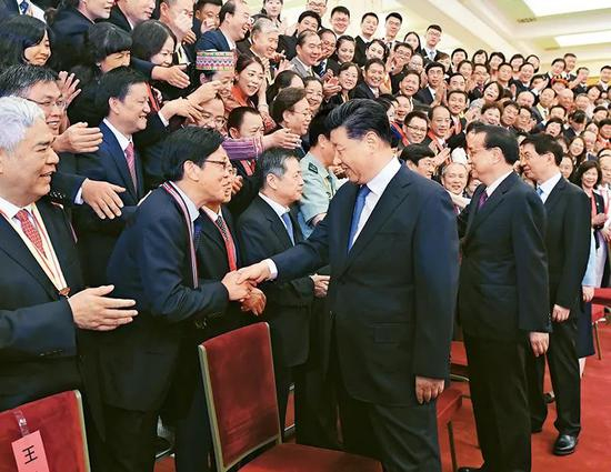 　　2019年9月10日，党和国家领导人习近平、李克强、王沪宁等在北京人民大会堂会见庆祝2019年教师节暨全国教育系统先进集体和先进个人表彰大会受表彰代表。新华社记者 申宏/摄