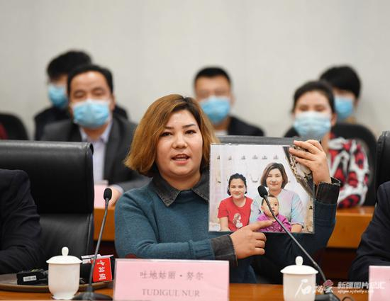 2月10日，吐地姑丽·努尔在答记者问。石榴云/新疆日报记者 王臻摄