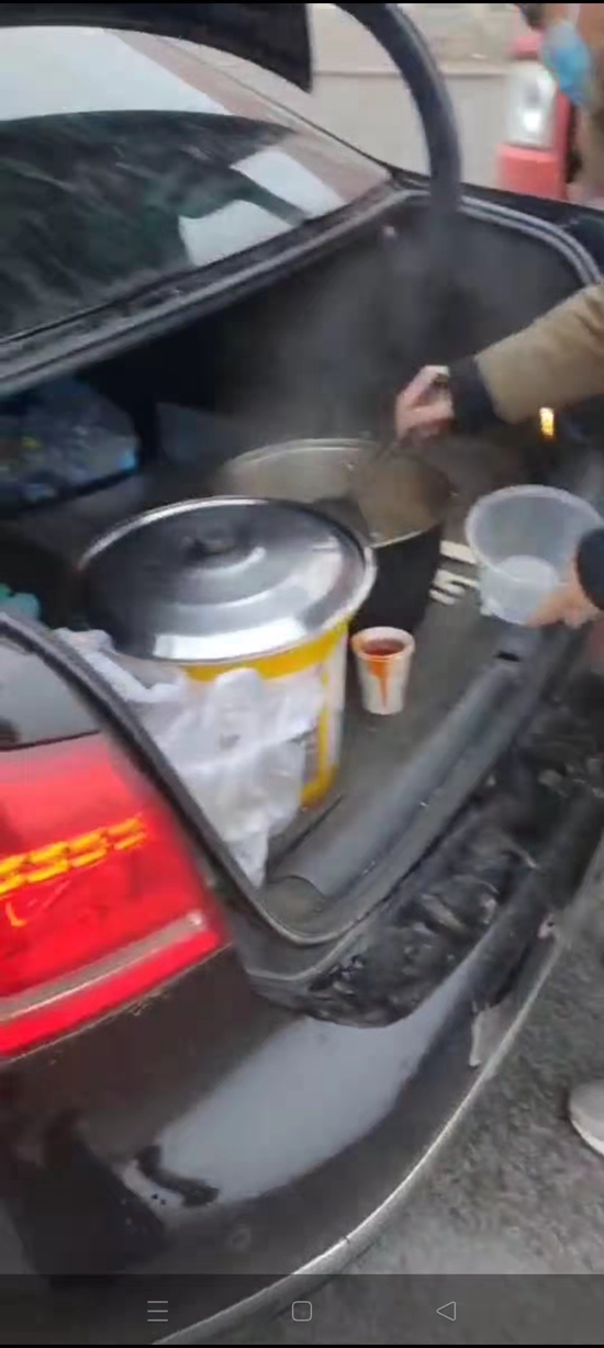 1月6日，张铭扬为滞留卡车司机送餐。 受访者供图