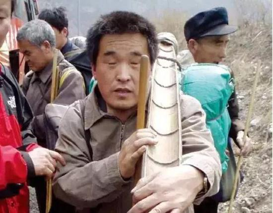 “没眼人”七天：主唱、现任队长，唢呐和胡琴高手。图片来自网络