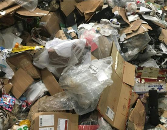 一堆“可回收垃圾”仍混有许多塑料袋（法新社图）