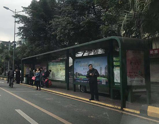 爆炸发生时的公交站台。现在当地居民仍像往常一样在此候车。本文图均为&nbsp; 澎湃新闻记者胥辉 图