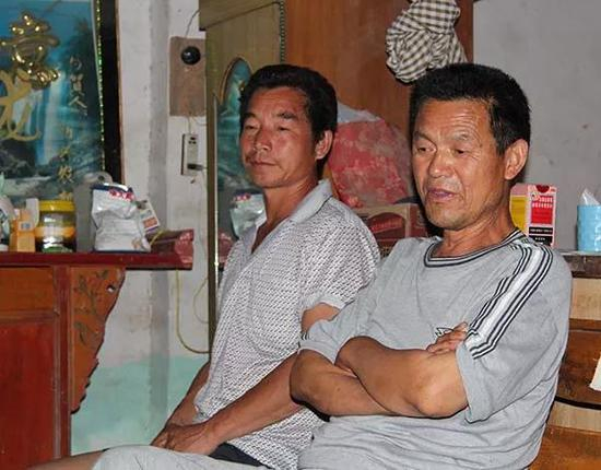 证人周开慧（左）、周在荣（右）讲述当年被警方多次抓捕并刑讯的过程（图片来自澎湃新闻）