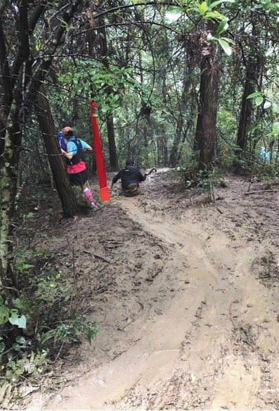 雨后的比赛路段变得十分泥泞。受访者供图