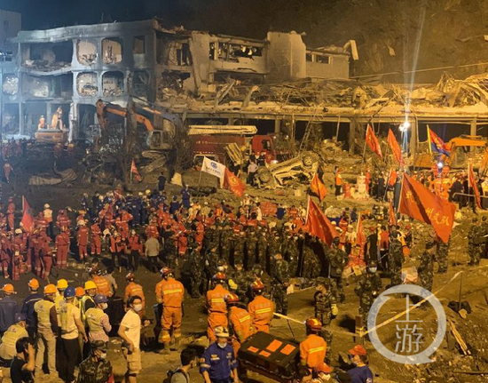 ▲6月14日凌晨，浙江温岭市，槽罐车爆炸事故后，救援人员正在垮塌的风机厂现场实施救援。摄影/上游新闻记者 时婷婷&nbsp;