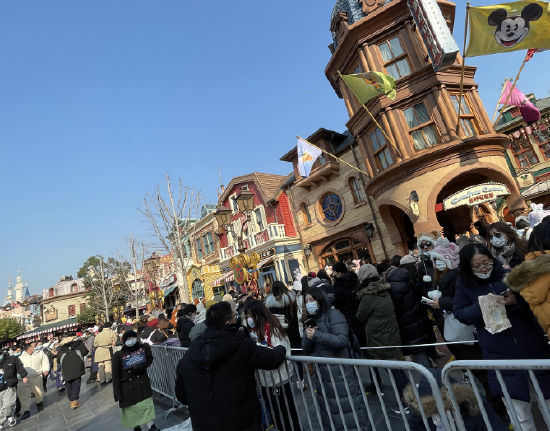 2021年圣诞系列发售排队现场，图片来源：受访者供图