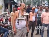 印度一市长涉嫌腐败被游街示众