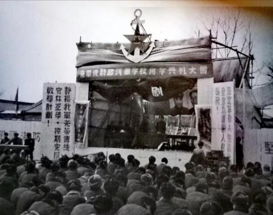 1952年8月，总后汽车学校开学典礼。主席台上悬挂着海军军徽。