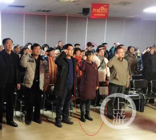 ▲2018年2月2日，聊城市东昌府区柳园街道办事处王丽等人出席公开活动。举报者王丽丽说，图中画圈者就是顶替者。图片来源/幸福九号